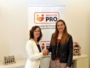 Carmen Bieger, directora de la Fundación ATRESMEDIA y Nuria Alonso, directora de Comunicación y Relaciones Institucionales del Comisariado Europeo del Automóvil (CEA), en la sede de ATRESMEDIA durante la firma del convenio