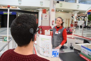 Alberto Gómez, joven sordo del Movimiento Asociativo de Familias FIAPAS en la caja del hipermercado ALCAMPO (Parque del Oeste en Alcorcón) donde se ha instalado Bucle Magnético. 29-febrero-16