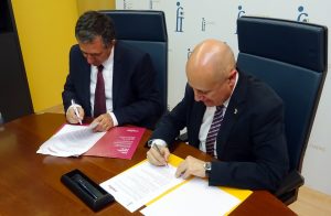 Imagen de Jose Luis Aedo, presidente de FIAPAS y Obdulio Herrera, presidente de la Fundación Amplifon, durante la firma de un convenio de colaboración.