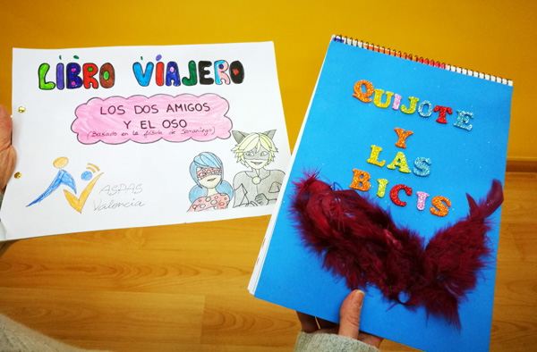 Imagen de las dos portadas de los dos libros viajeros ganadores realizados por niños, niñas y jóvenes con sordera