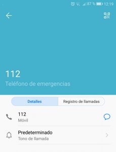 Pantalla de un teléfono móvil en el que se ha marcado el número 112